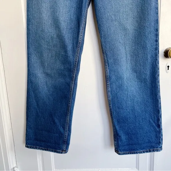 A&amp;F • Curve Love The 90s Straight Ultra High Rise jean medium dark wash