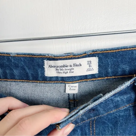 A&amp;F • Curve Love The 90s Straight Ultra High Rise jean medium dark wash