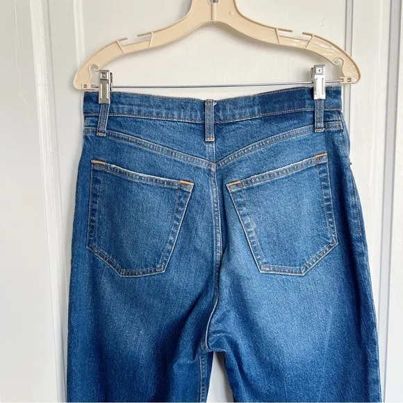 A&amp;F • Curve Love The 90s Straight Ultra High Rise jean medium dark wash