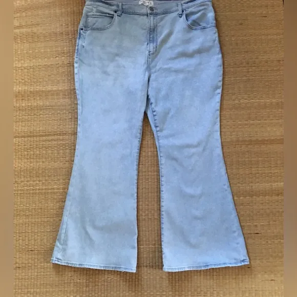 Abercrombie &amp; Fitch The Flare Ultra High Rise Stretch Jean In Light Blue Size 36