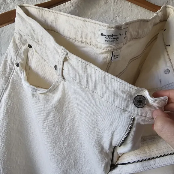 Abercrombie &amp; Fitch Ultra High Rise 90s Straight Jean Winter White Sz34