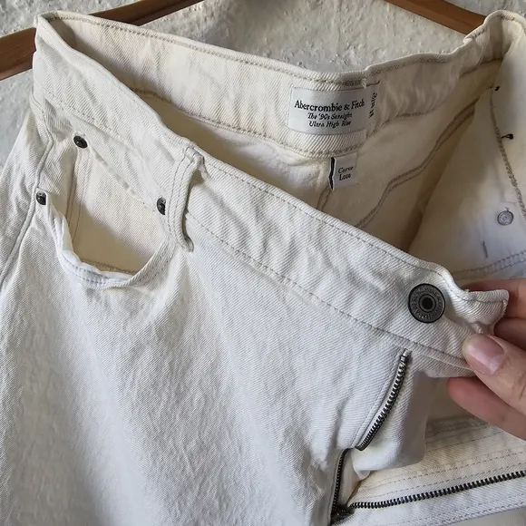 Abercrombie &amp; Fitch Ultra High Rise 90s Straight Jean Winter White Sz34