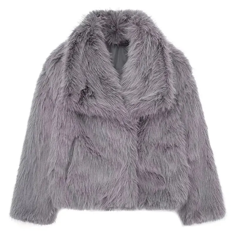 Aquille: A fashionable all-season coat for women