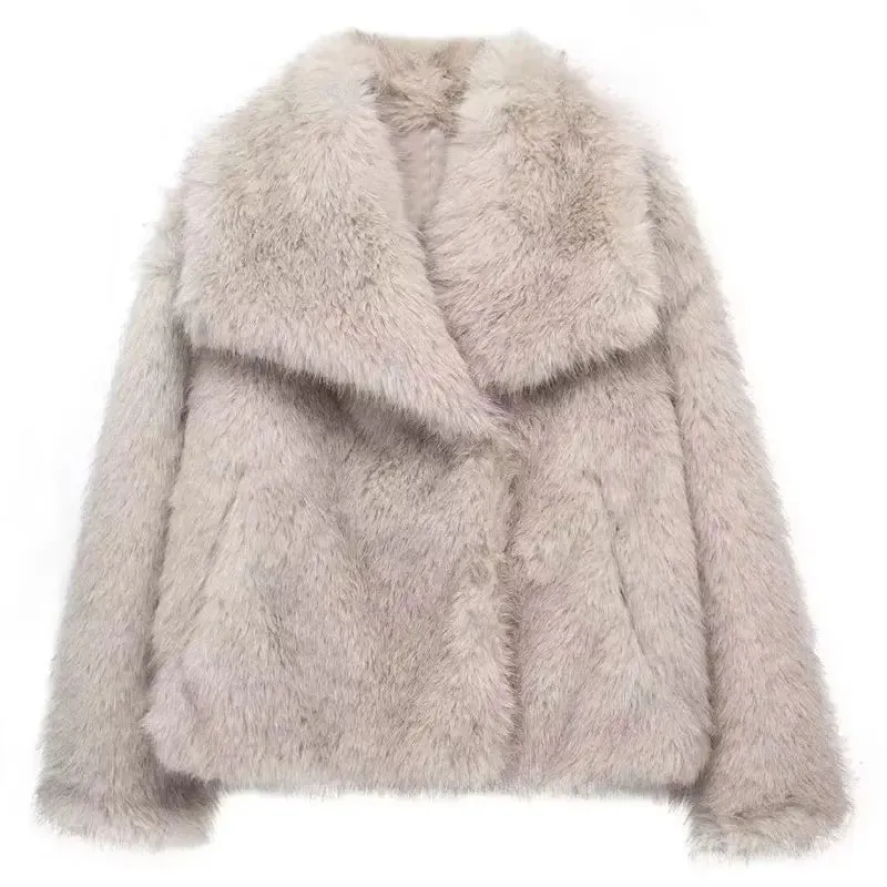 Aquille: A fashionable all-season coat for women