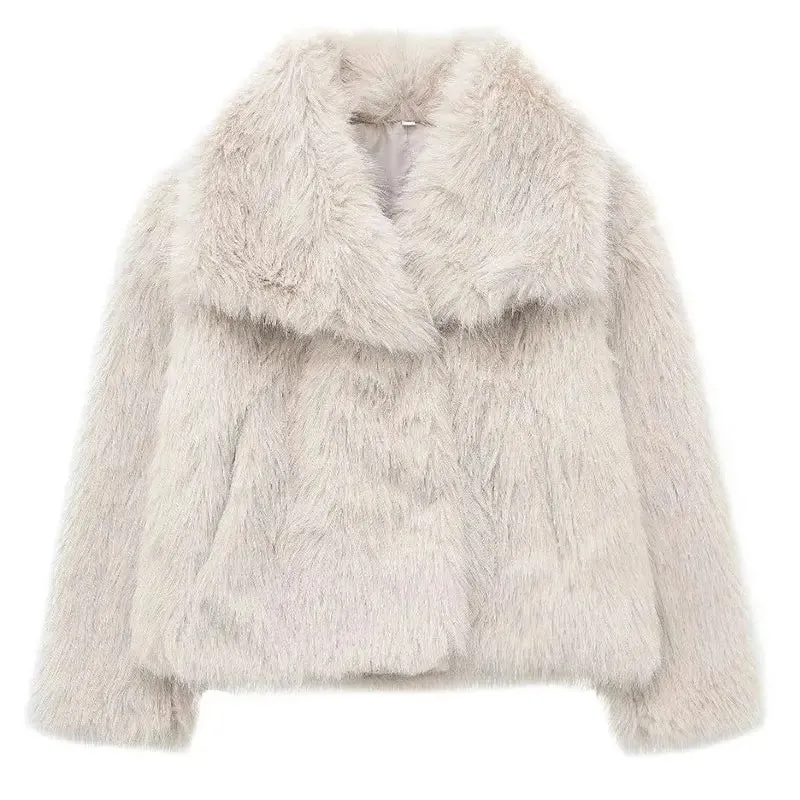 Aquille: A fashionable all-season coat for women
