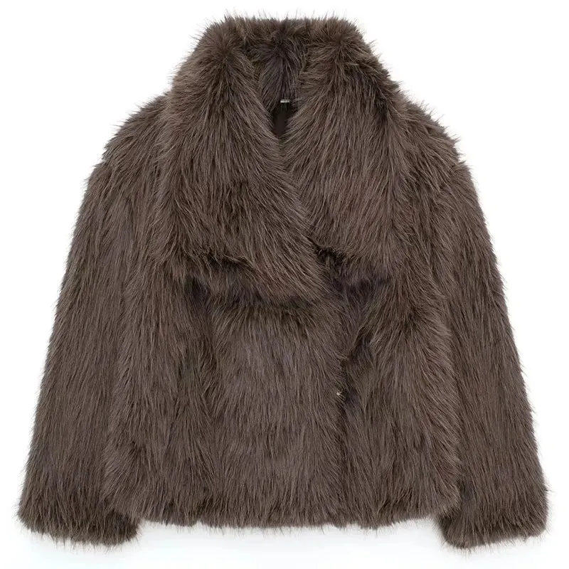 Aquille: A fashionable all-season coat for women