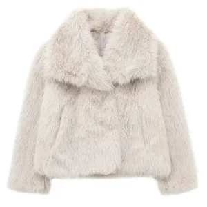 Aquille: A fashionable all-season coat for women