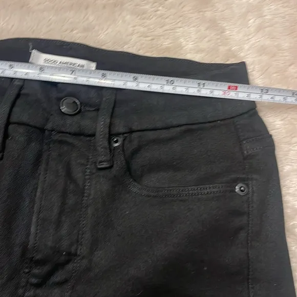 GOOD AMERICAN GOOD LEGS COATED SKINNY BLACK JEANS SIZE 25 in Black