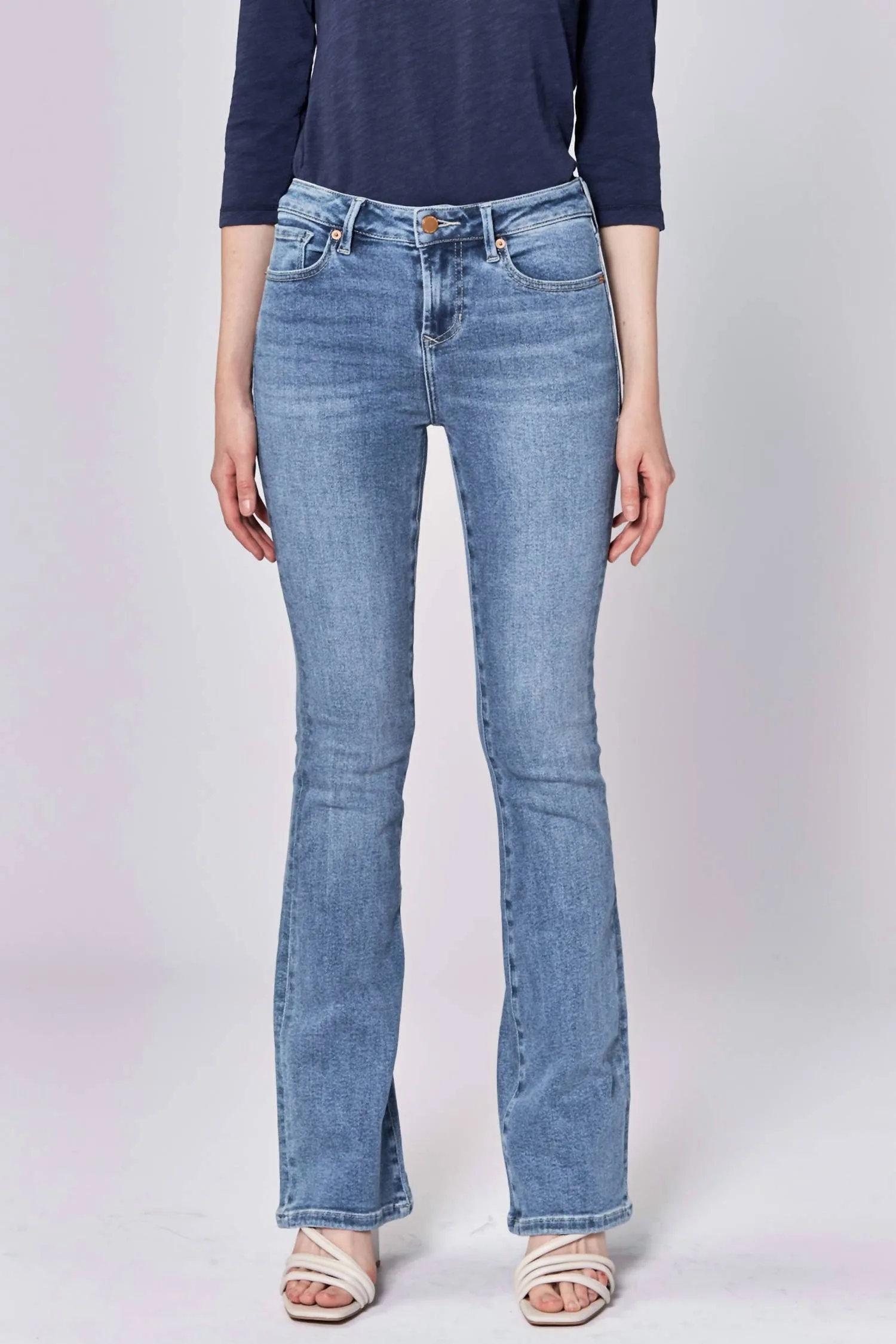 Jaxtyn Bootcut Mid Rise Jean In Lovelle