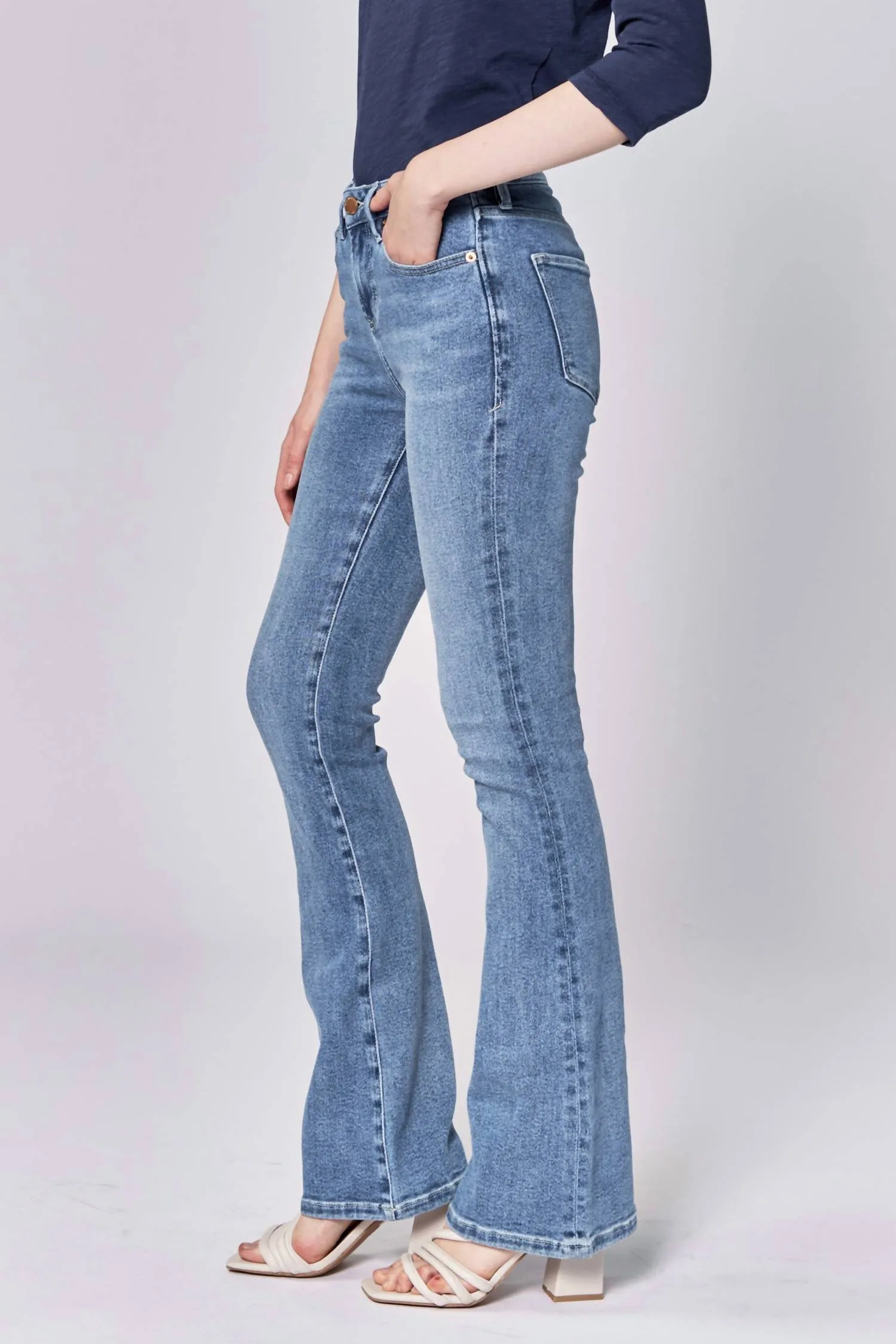 Jaxtyn Bootcut Mid Rise Jean In Lovelle
