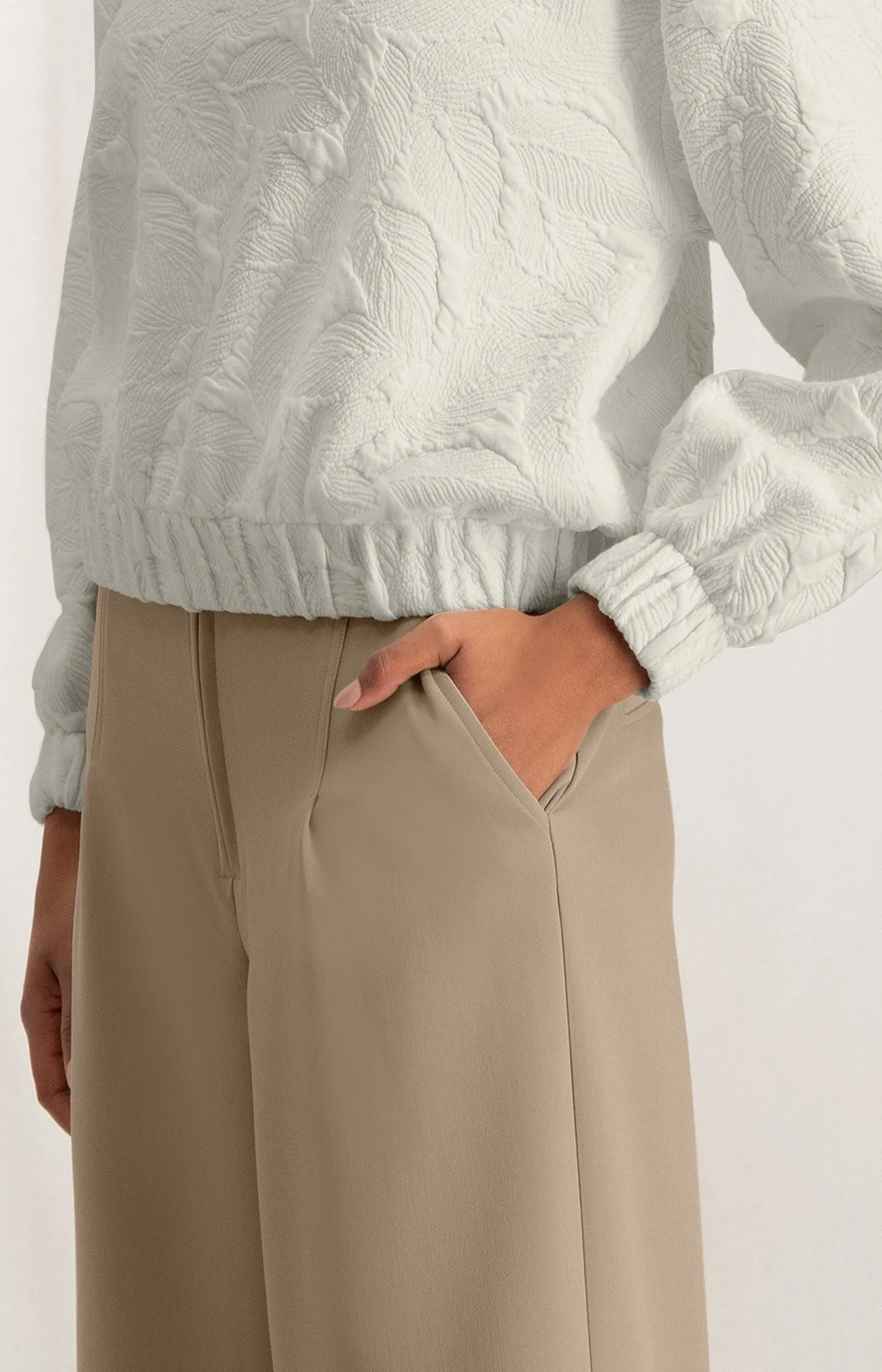 Structured sweater with round neck and long sleeves