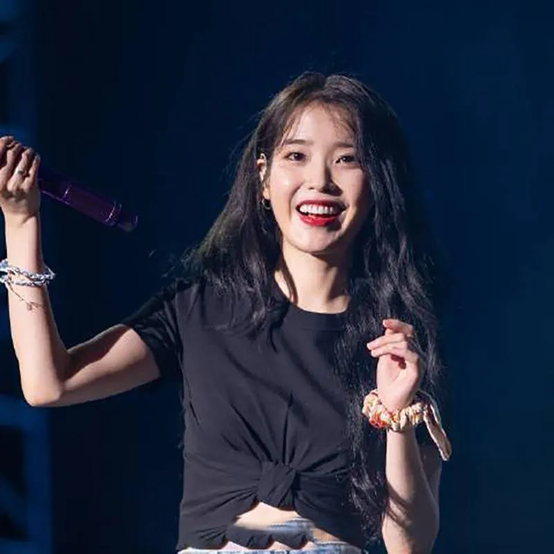 T-Shirt & Jeans IU