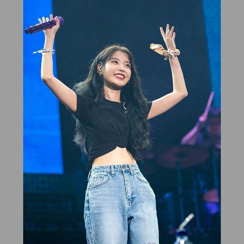T-Shirt & Jeans IU