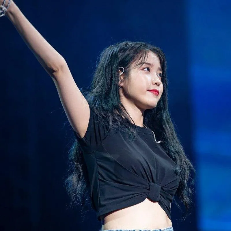 T-Shirt & Jeans IU