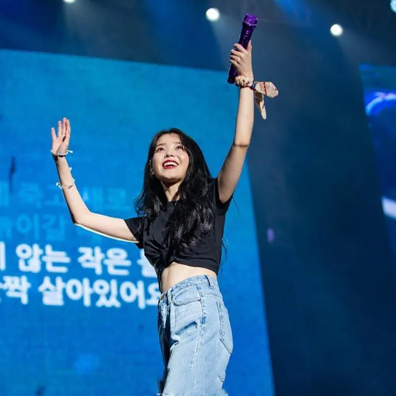 T-Shirt & Jeans IU