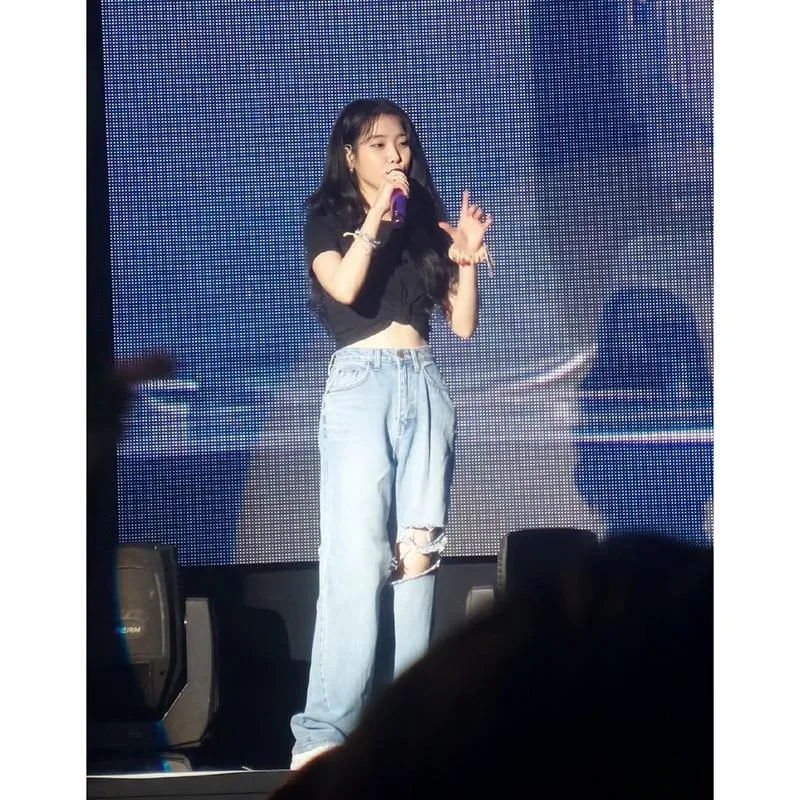 T-Shirt & Jeans IU