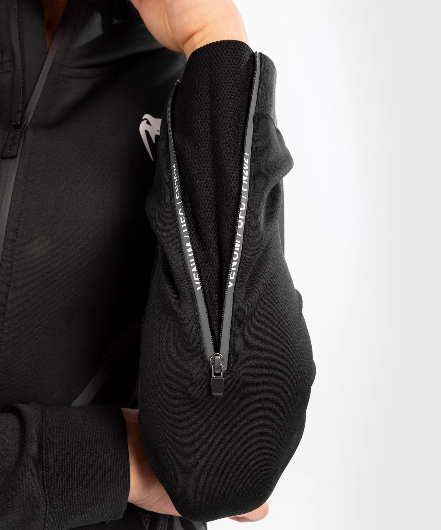 UFC Venum Gepersonaliseerd Authentic Fight Night Walkout Hoodie voor dames - Zwart