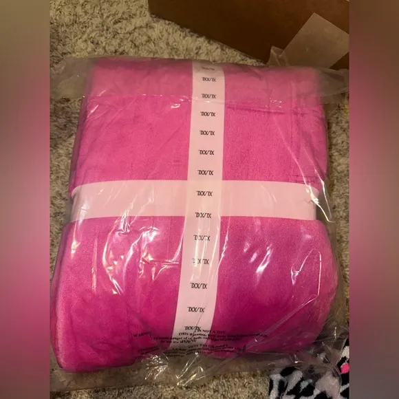 Victoria’s Secret cute  sexy pink fuchsia short cozy robe size XL/2XL🩷✨💕💗