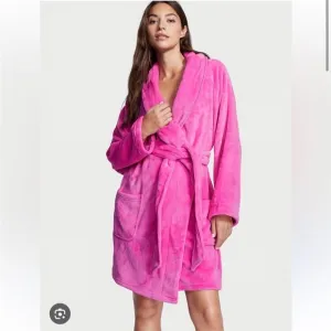 Victoria’s Secret cute  sexy pink fuchsia short cozy robe size XL/2XL🩷✨💕💗